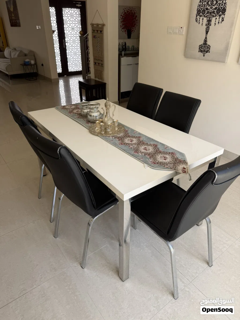 طاولة طعام اون ابيض (الكراسي هديه مع الطاولة)