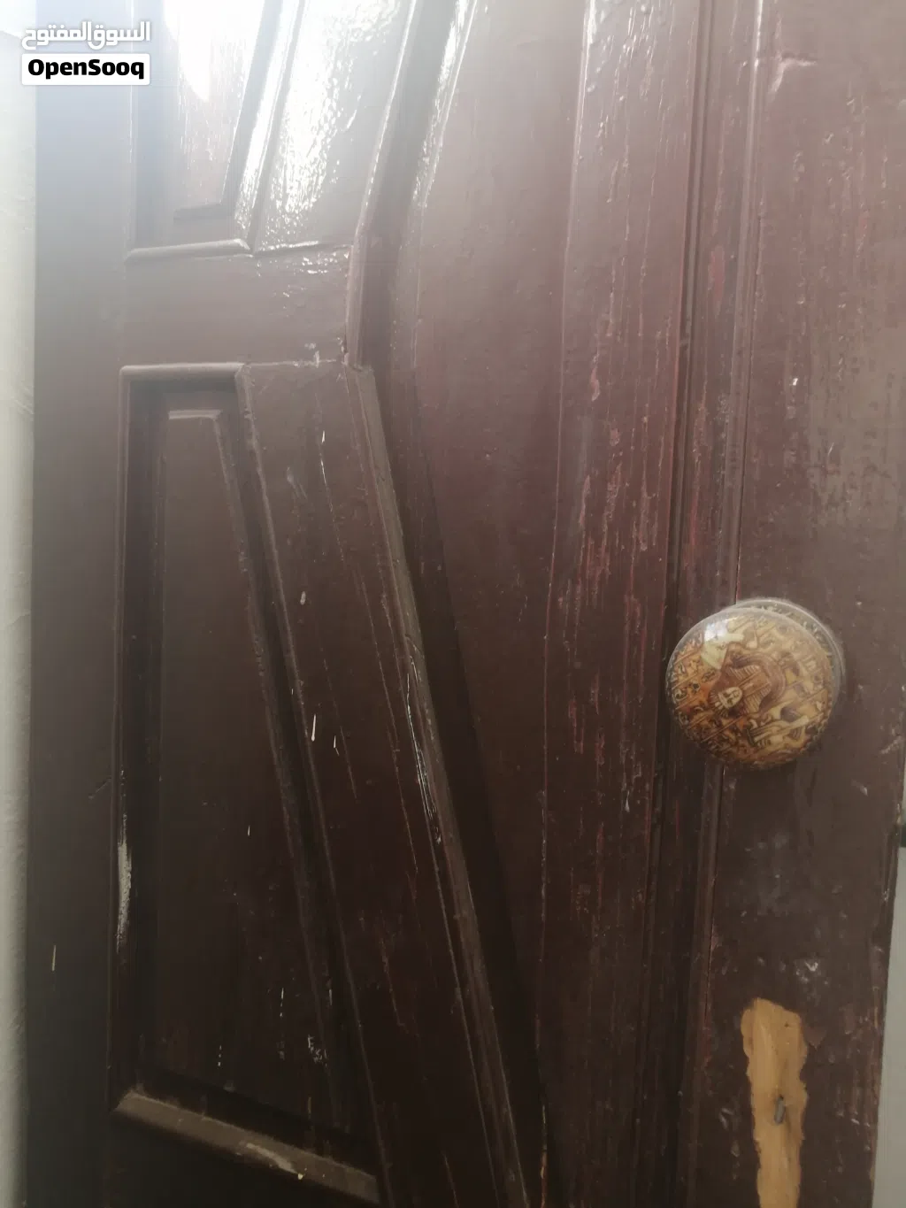 باب خشب في حالة جيدة باالقفص
