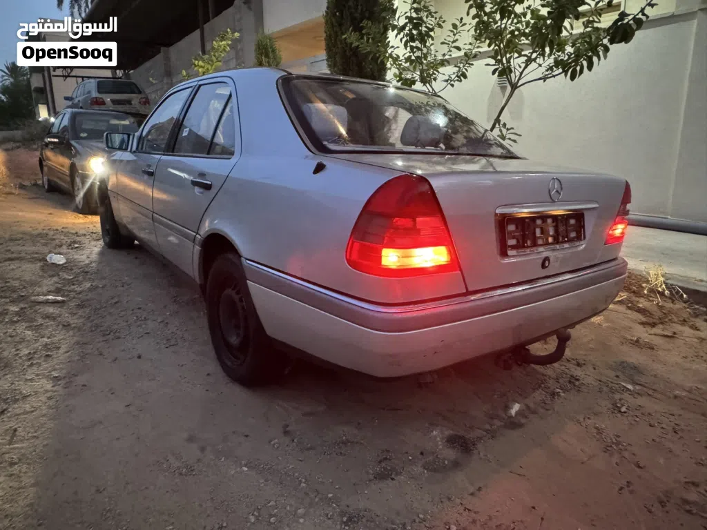 مرسيدس بنز الفئة-C C 180