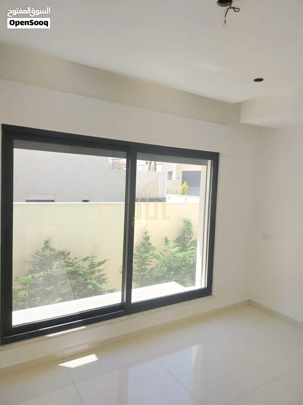 في عبدون وبالقرب من السفارة الامريكيه شقة شبه ارضي 240م تحت الإنشاء / ref 1363