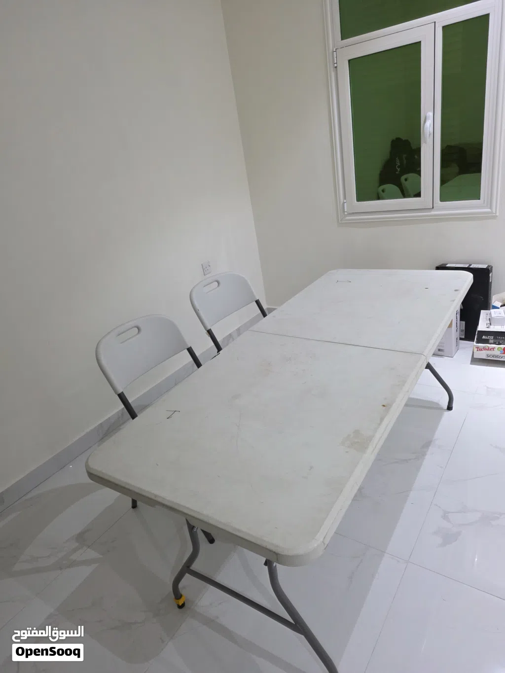WHITE TABLE WITH 4 CHAIRS SET