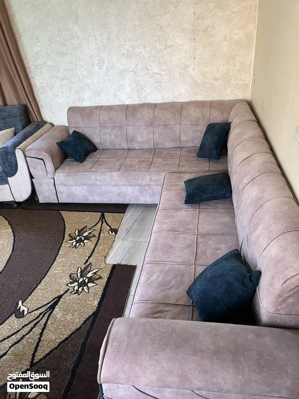 البني حاله جيده الأزرق حاله متوسطه