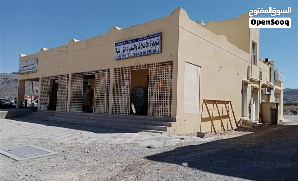 أرض تجارية للبيع بها 8 محلات في موقع استراتيجي خلف محطة الوقود وقريب من جميع الخدمات جميع المحلات