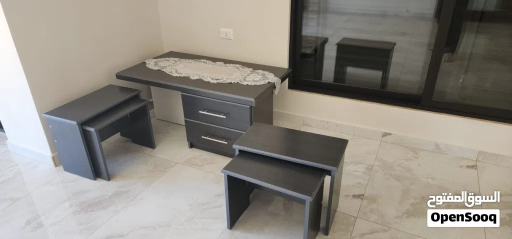 طقم طاولات لمينيت بحالة الجديد للبيع