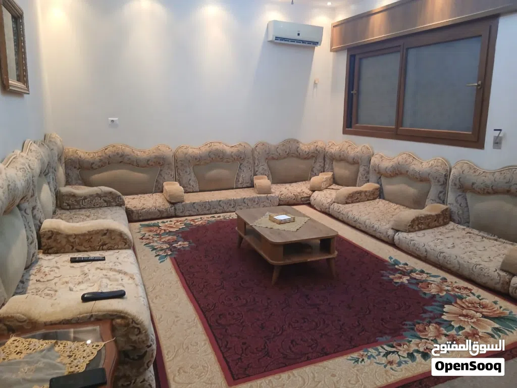 فيلا حديثة من طابقين مع مطبخ خارجي مساحة الأرض 600 متر و مساحة المسقوف 700متر.