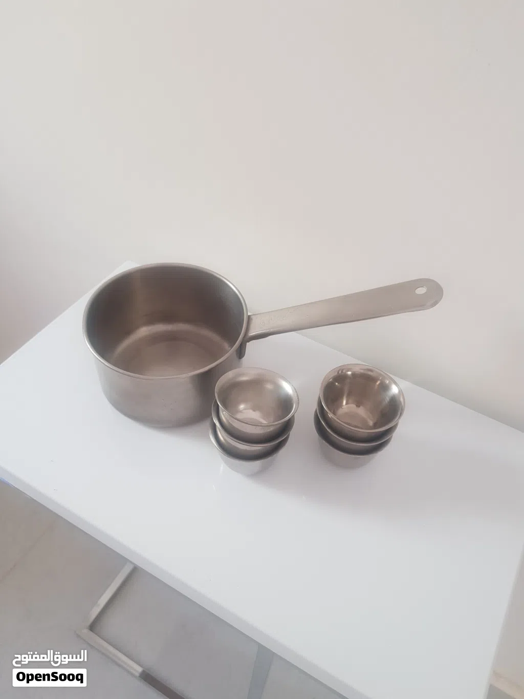 وعاء بذراع مع ستة فناجين
