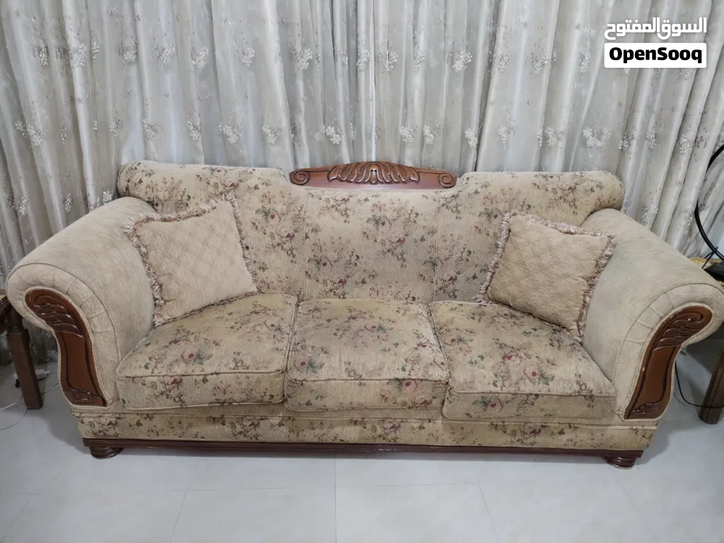 طقم كنب وطاولة سفرة و طاولة شاشة و خزانة زاوية للبيع