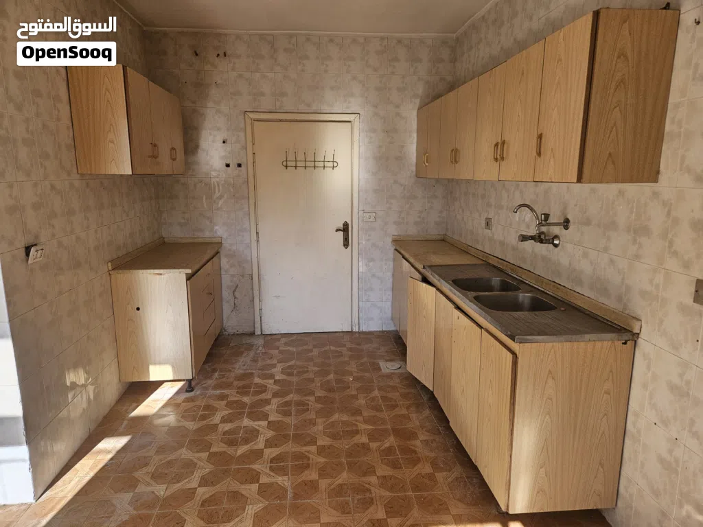 مطبخ مستعمل للبيع مع المجلى