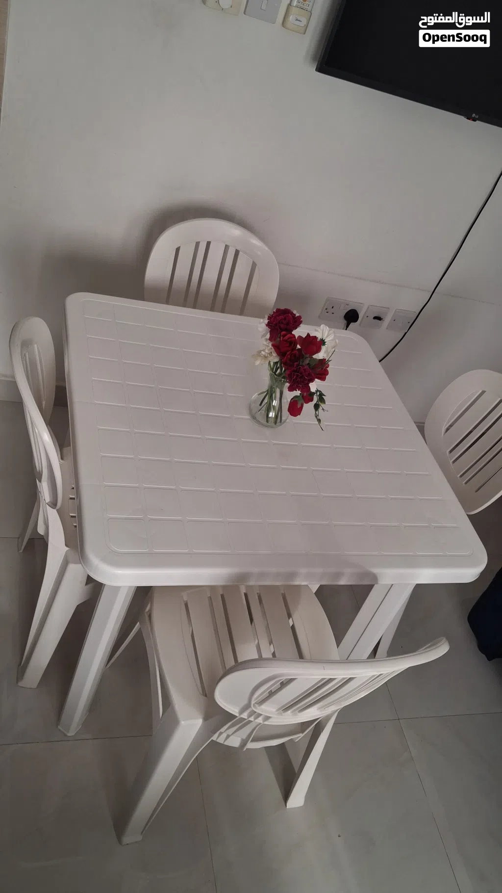 طاولة مع كراسي