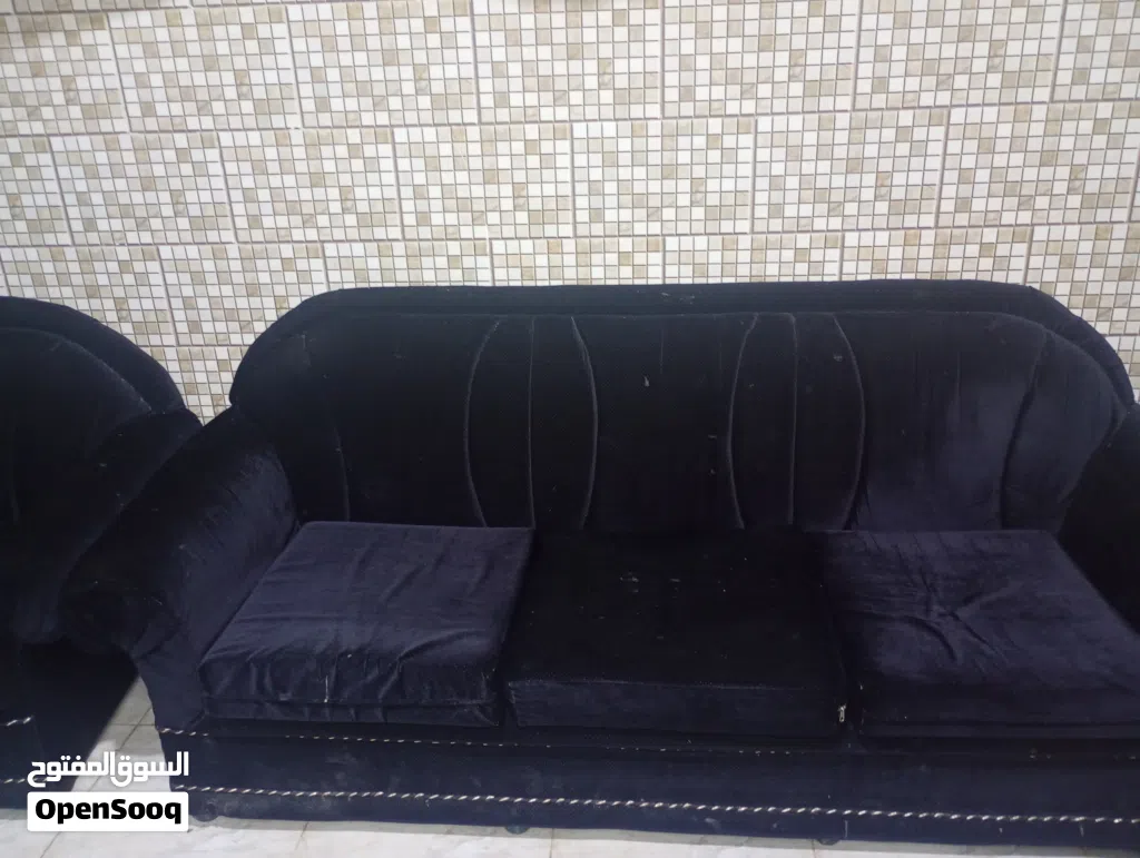 طقم كنب للبيع المستعجل اسود منقط أبيض