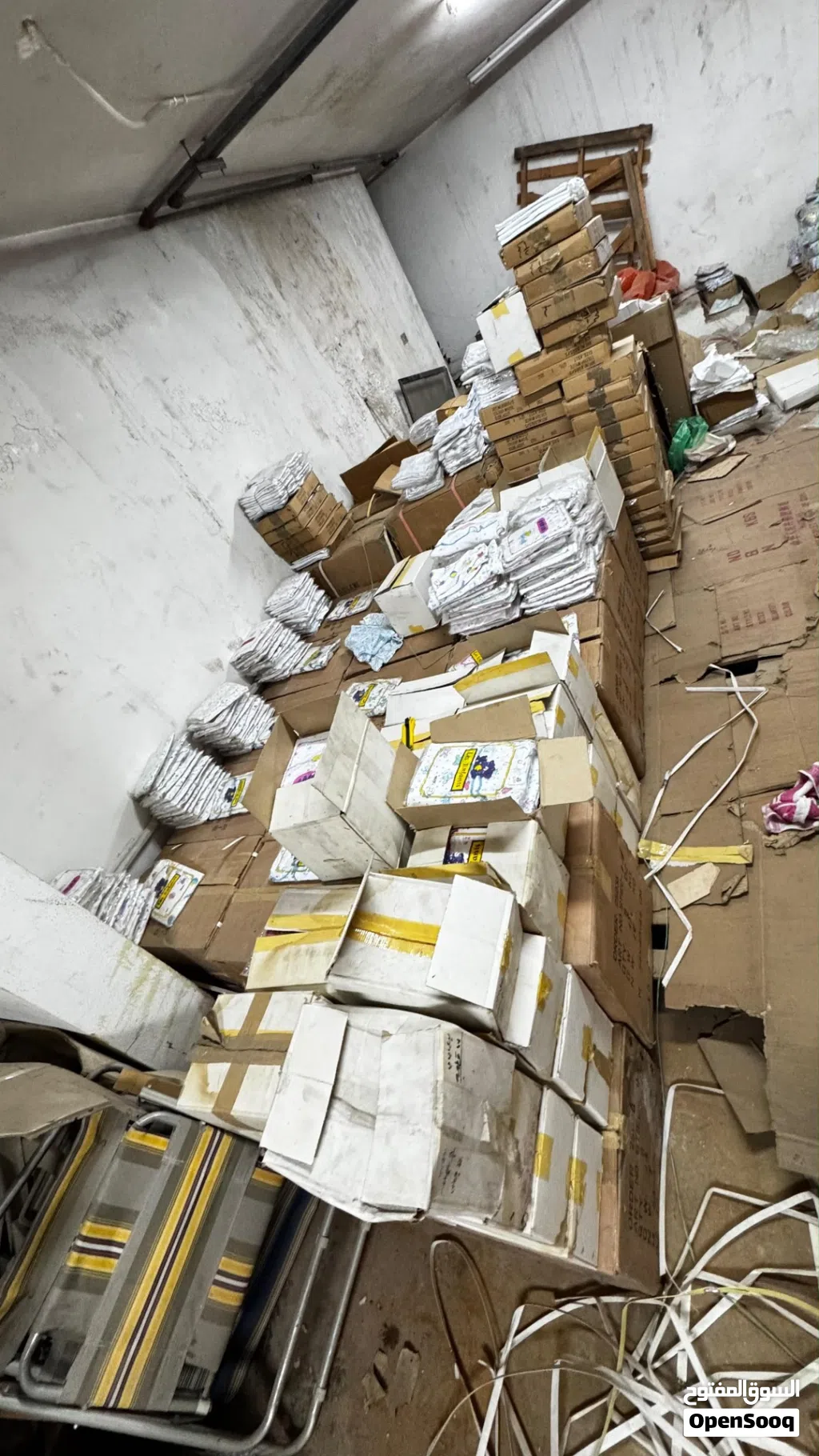 ملابس بيبي صيفي وشتوي ومتوفر جميع المستلزمات من جرابات ابيض وملون المستودع ما يقارب العشرين الف حبه