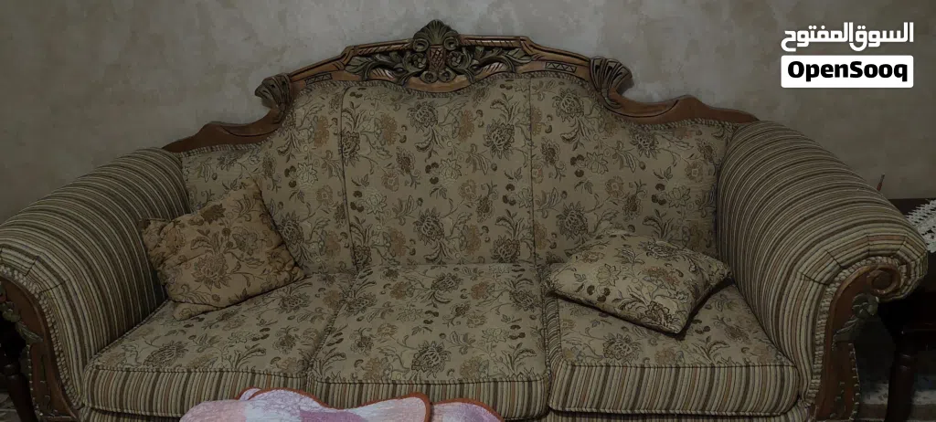 كنب وطقم سفرة غرفة ضيوف مستعمل للبيع