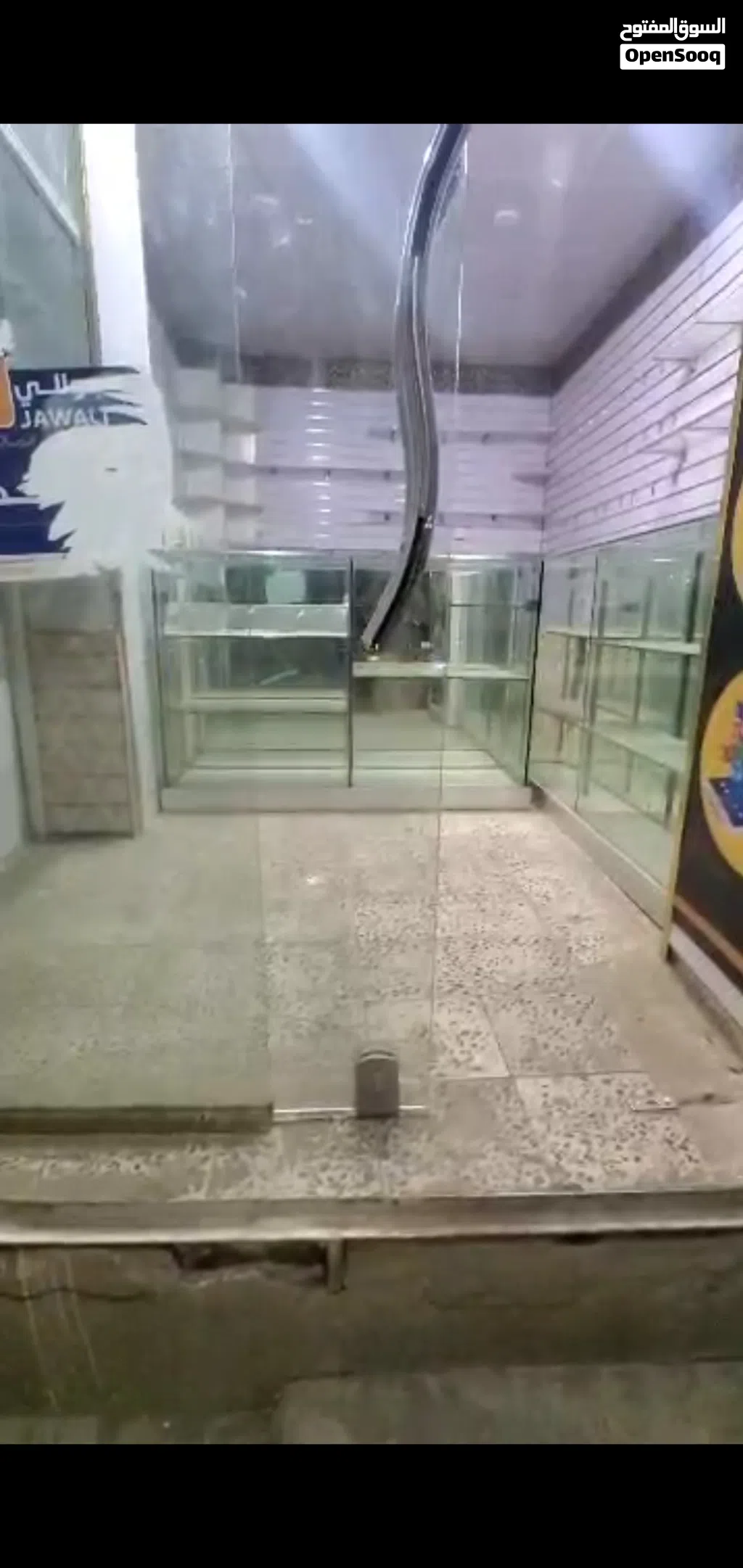 محل للبيع بديكورة موقع استراتيحي على خط رئيسي