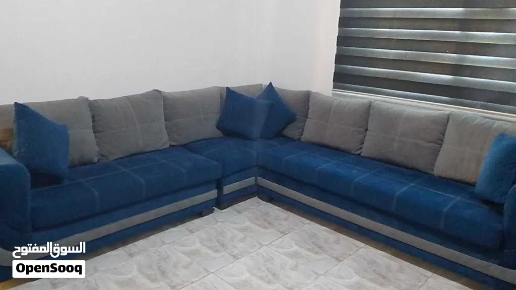 طقم كورنر أزرق ورمادي مودرن(يشمل الطاولة والمخدات)"