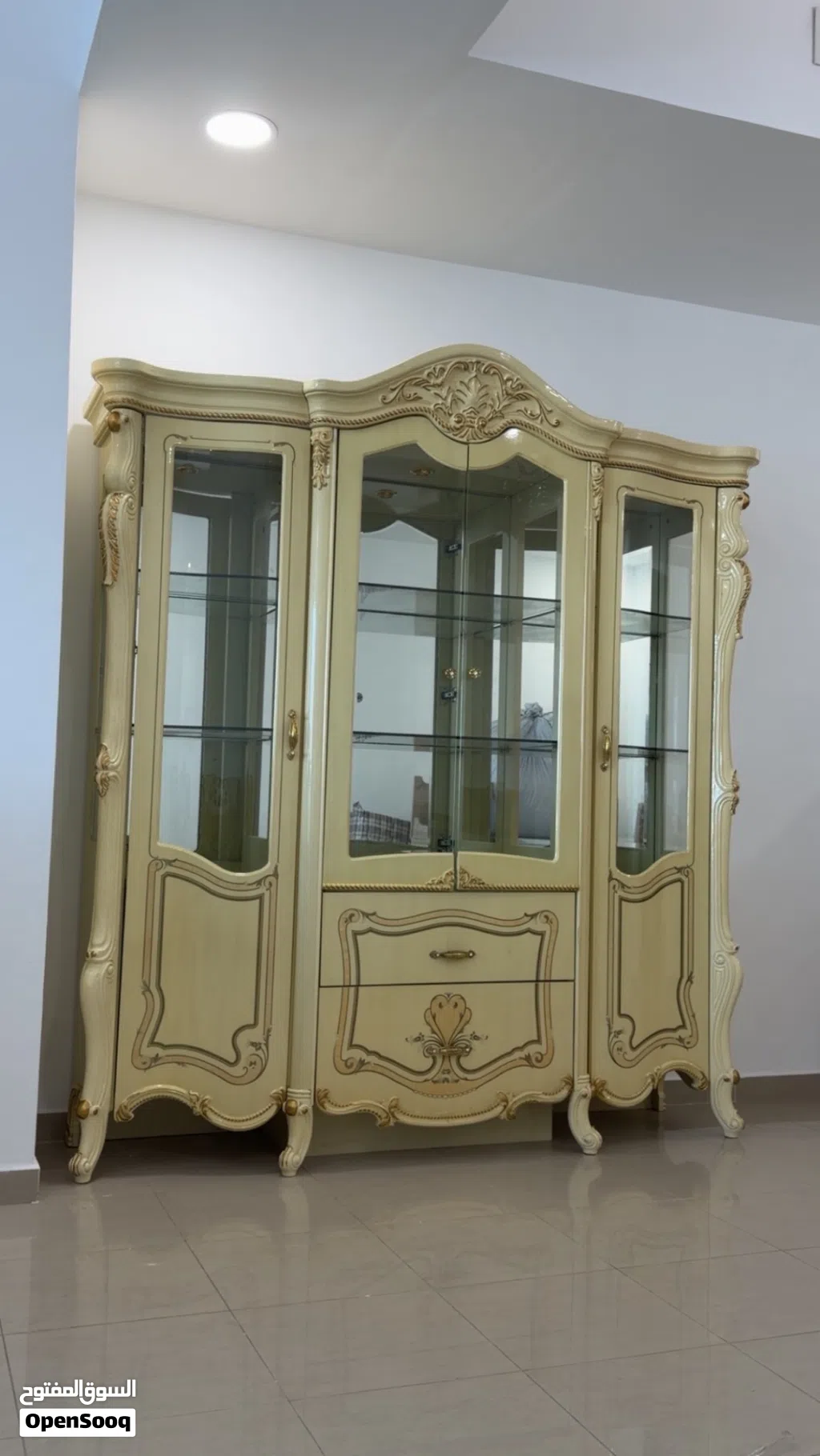 نيش / خزانة عرض زجاجية /