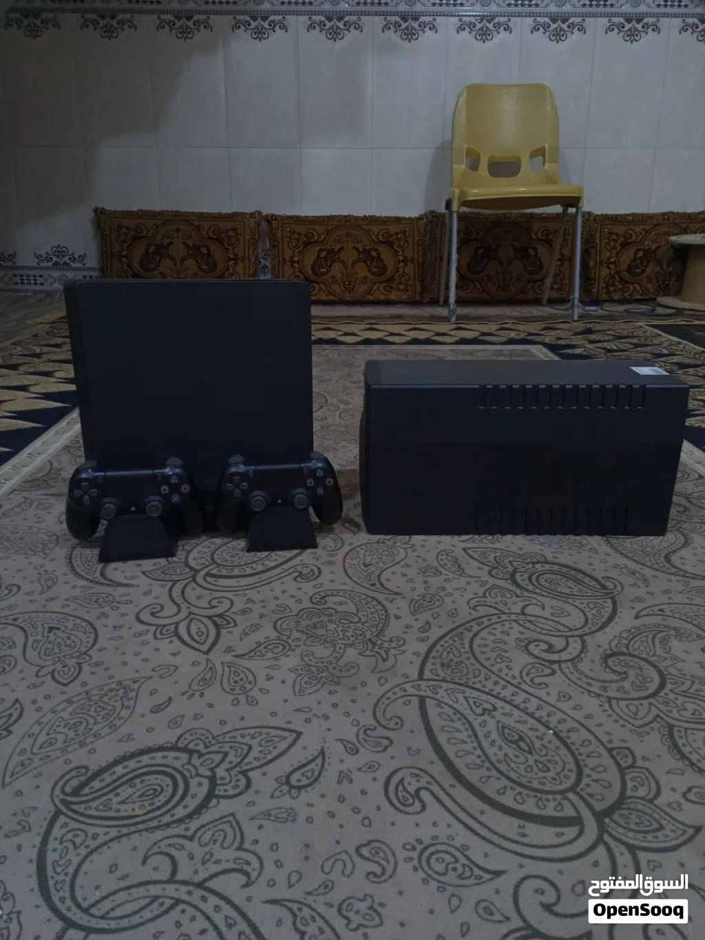 بلي ستيشن 4 مع يدى واحده وستاند ويوبيأس