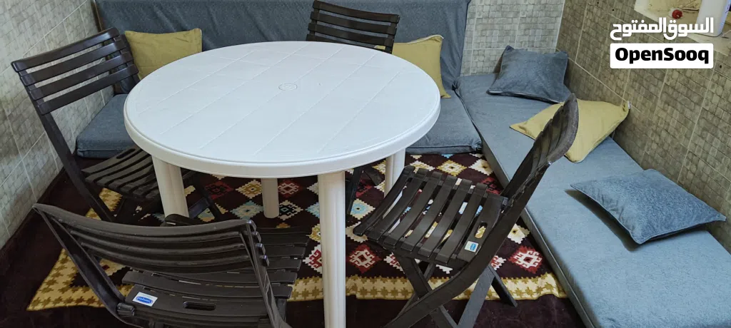 طاولة مع 4 كراسي نفس الجديدة table with 4 chairs new condition
