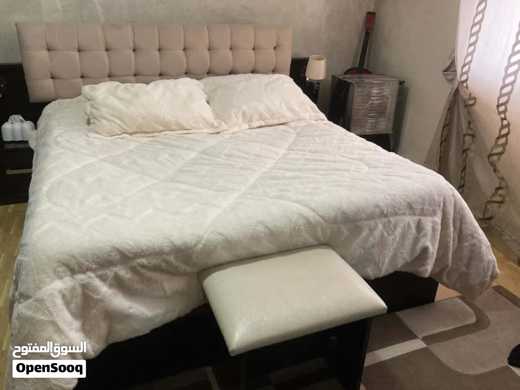 تخت مزدوج مع تسريحة فقط ب 60 دينار