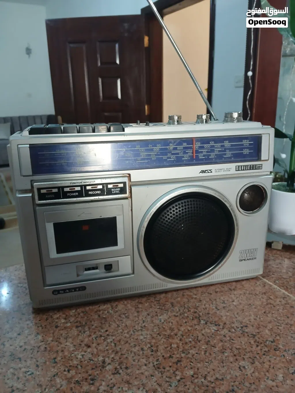 راديو ومسجل سانيو ياباني اصلي نظيف للبع 250 دينار