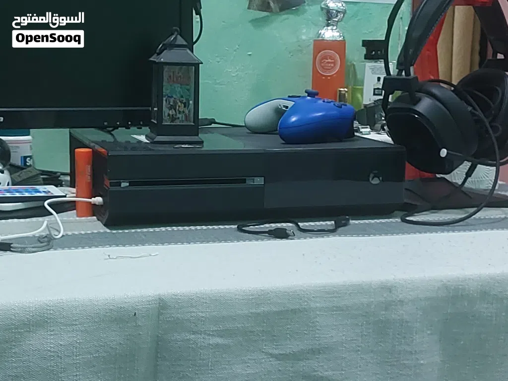 xbox one 2013 model great condition no issues at all with the console original controller available