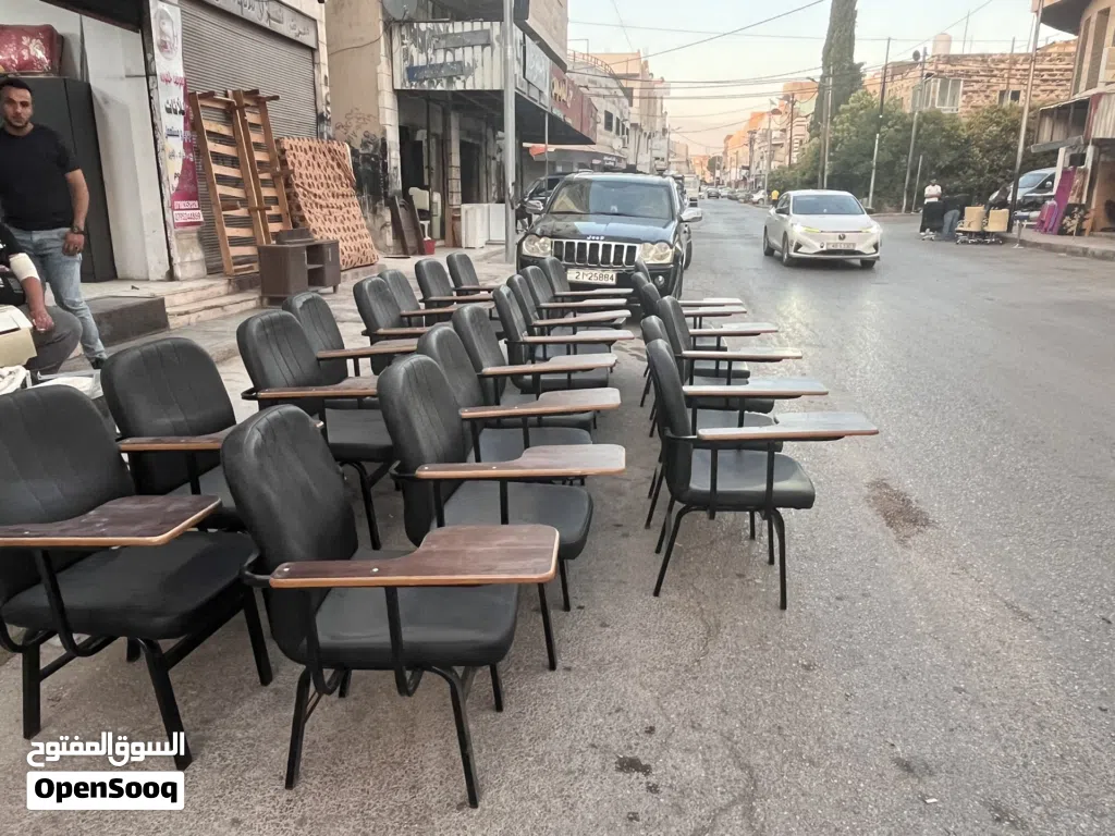 كراسي دراسيه جديد وليس مستعمل بسعر حرق