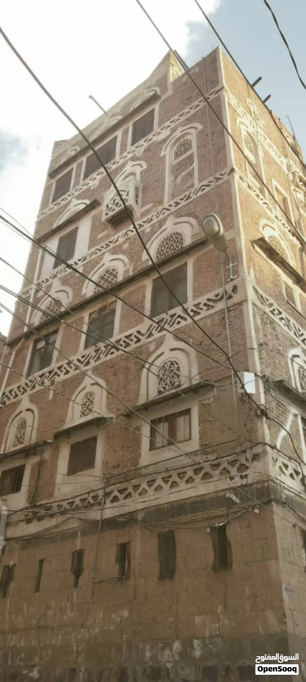 بيت شعبي حر اربعة طوابق، على الشارع باربع فتحات تجارية في قلب العاصمة