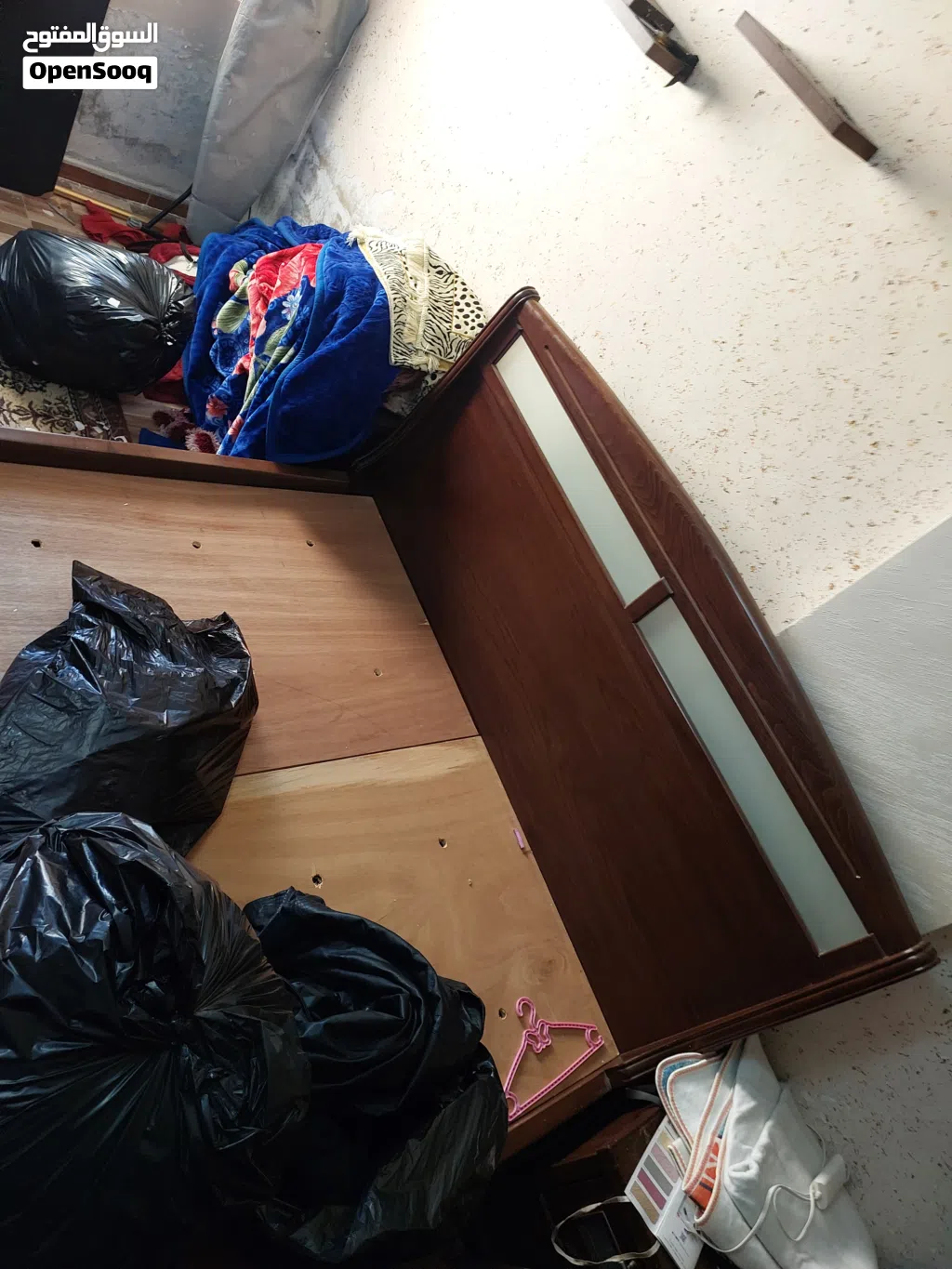 غرفه نوم ماستر تفصيل خشب عمرها 5 سنوات واقل لون بني كبيره جدا مع جرارين وتواليت ورفوف