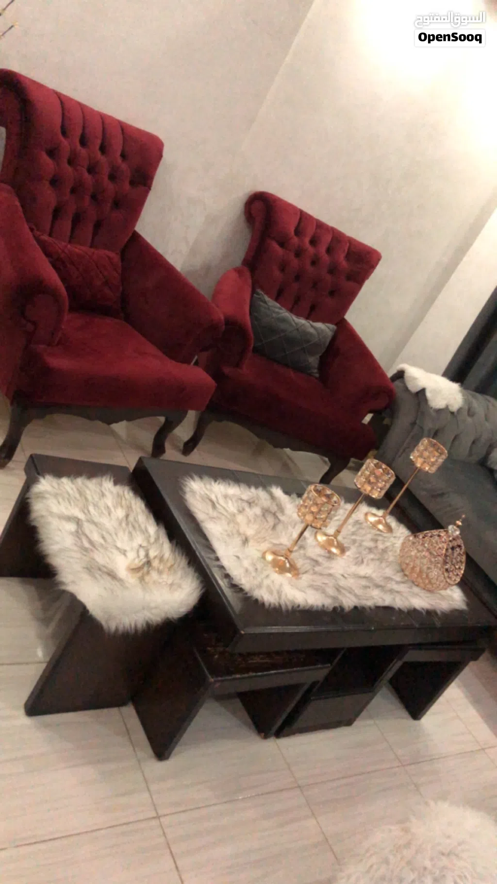 طقم كنب لون خمري وسكني مع طقم طاولات لون بني