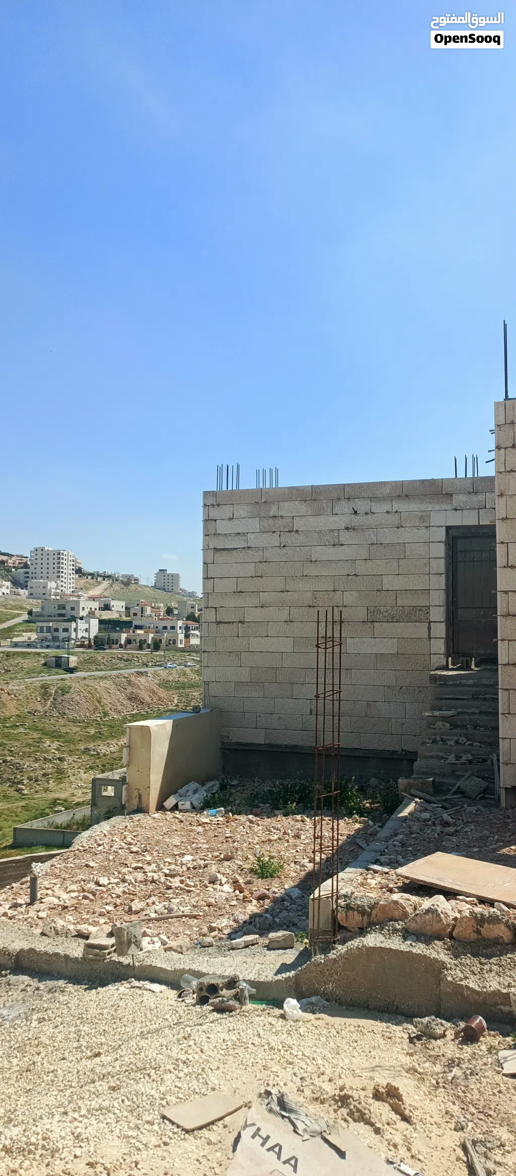 بيت قيد الانشاء بجانب المشتل