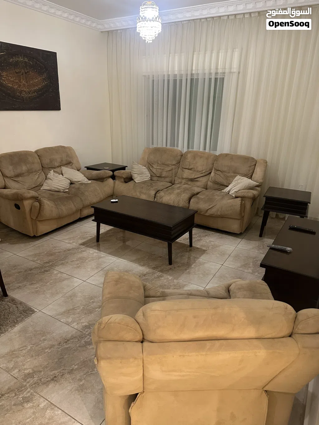 طقم جلوس أمريكي ركلاينر شامواه عسلي بحالة جيدة جدا مع طاولة تلفزيون مع طاولة و سط و طاولتين جانبي