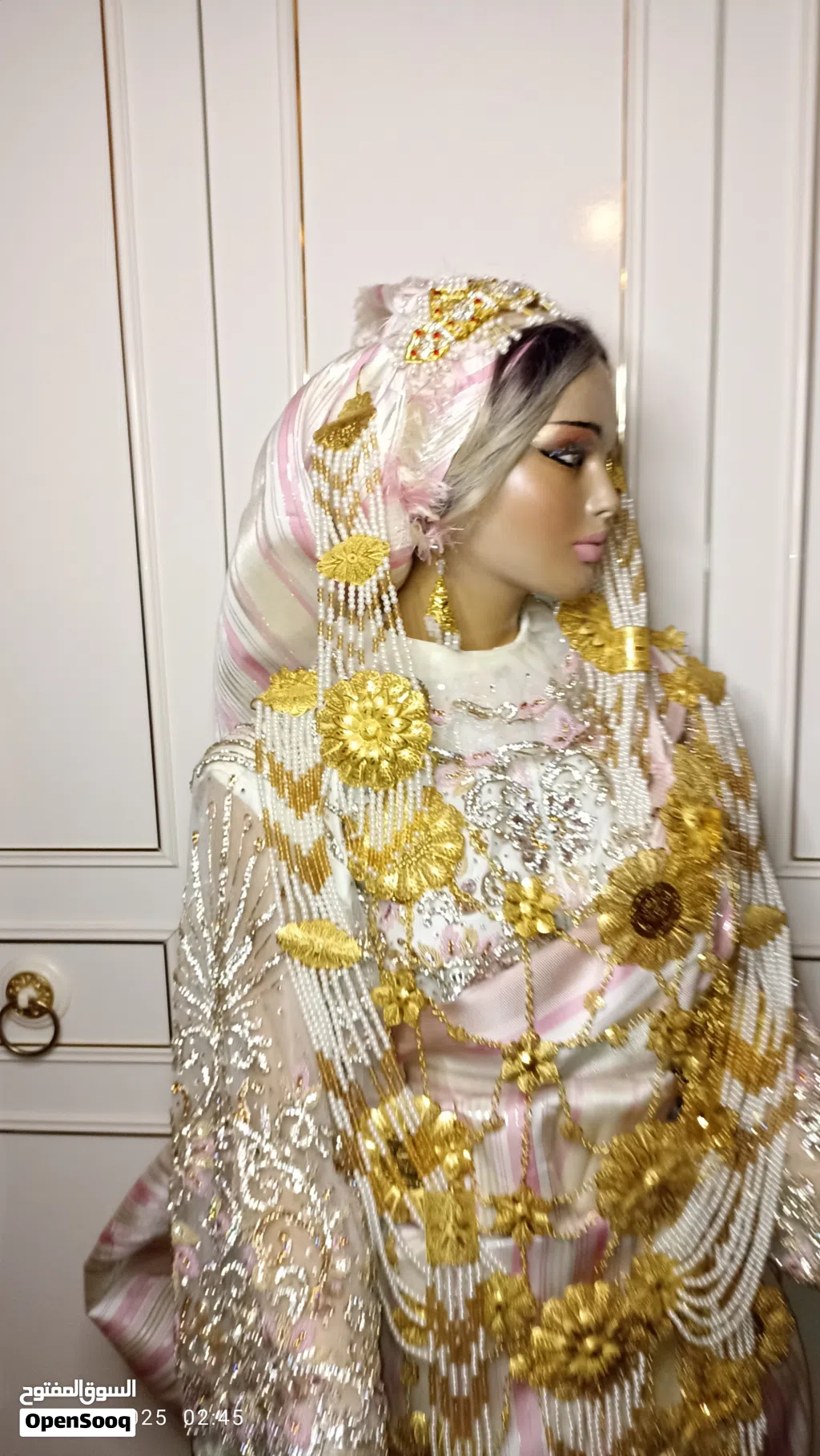 بدلة صغيره للبيع بسعر حرق كرستال ولةلي ومطرزه يدوي بي الخرز صاحبها يبي يبع بيع مستعجل ضروري ضروري جد