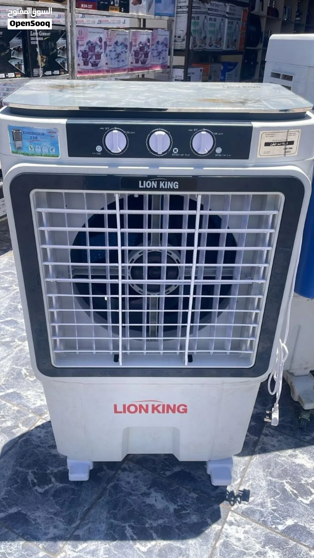 وفرنالكم مبردة هواء عمودية متنقلة من ماركة Lion King الشهيرة محلياً بكفاءتها الاقتصادية وعمرها التشغ