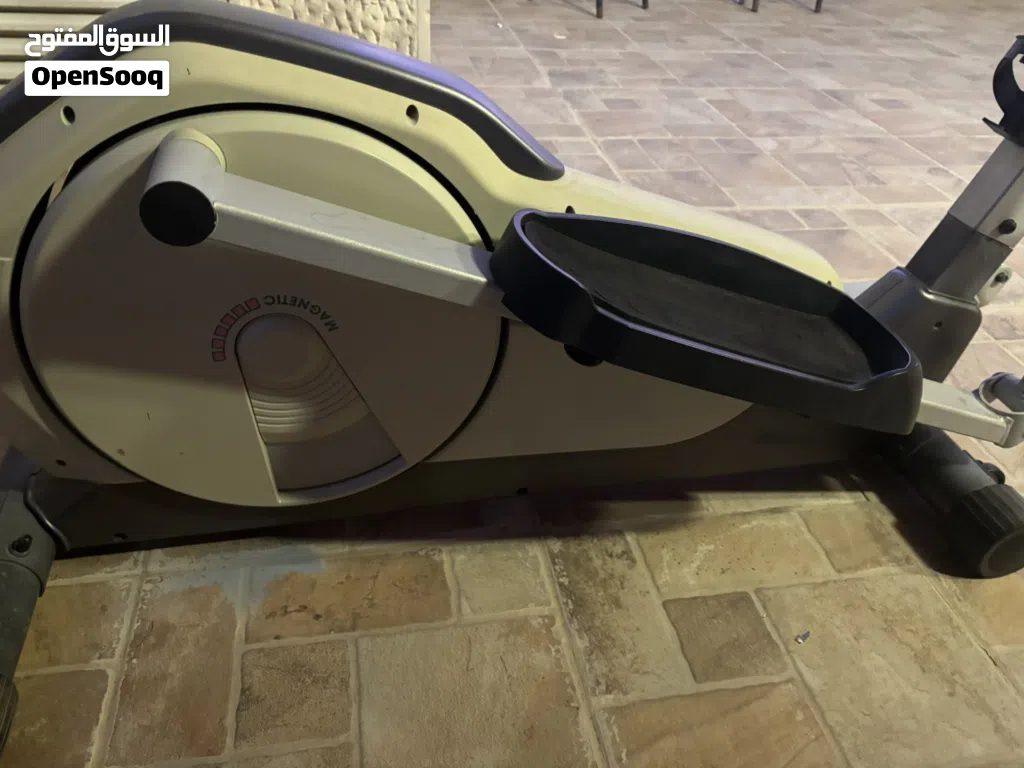Sport top E2000 elliptical cross trainer with white framing and black handles كروس تيرنير مستعمل