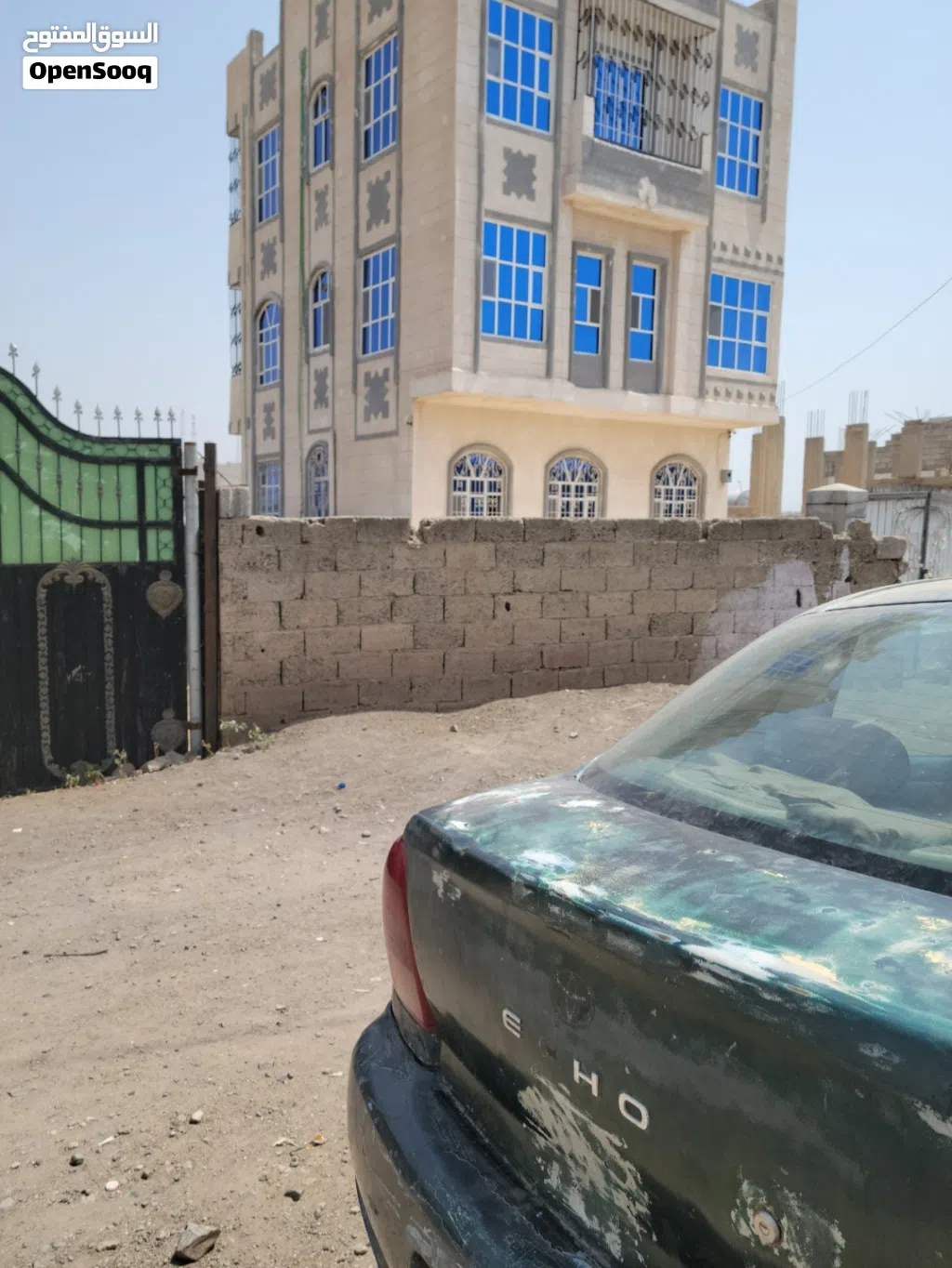 عماره سكنيه مع حوش للايجار