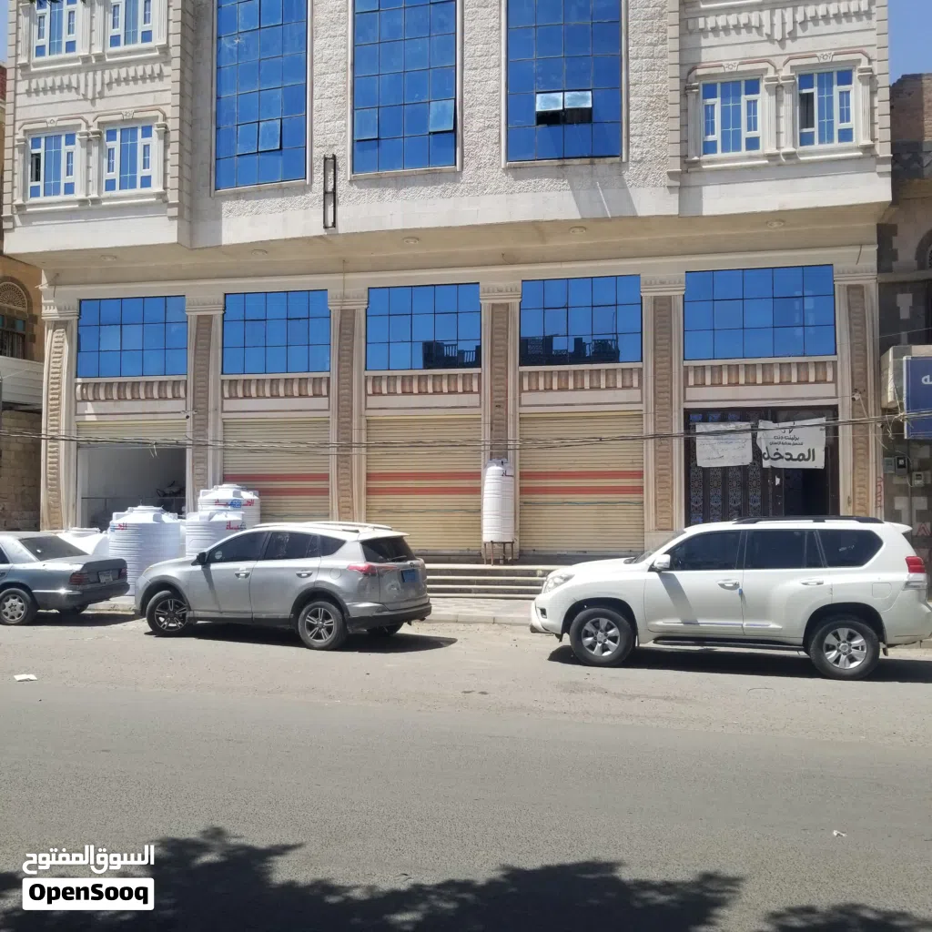محلات للايجار مع الدور الثاني شارع رئيسي