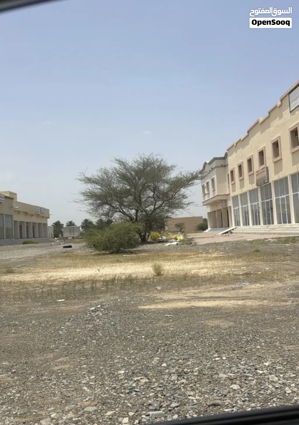 للبيع أربع شقق وعشرة محلات