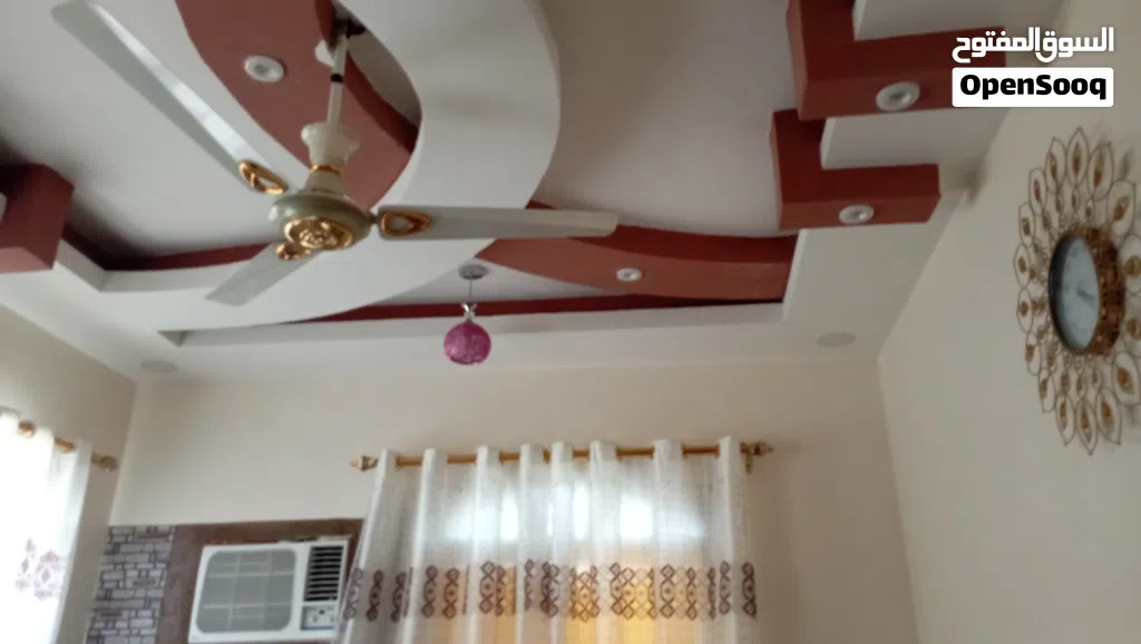 عمارة ثلاث طوابق مع ارضية سكنية