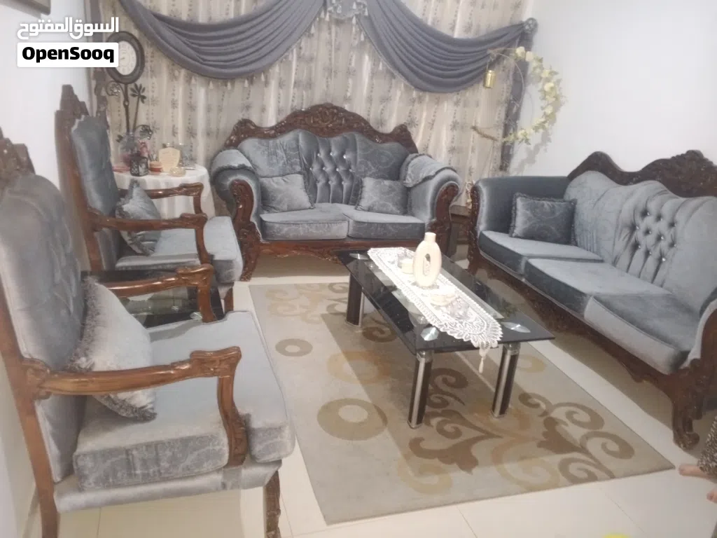طقم كنب غرفة ضيوف شبه جديد سبع مقاعد للبيع
