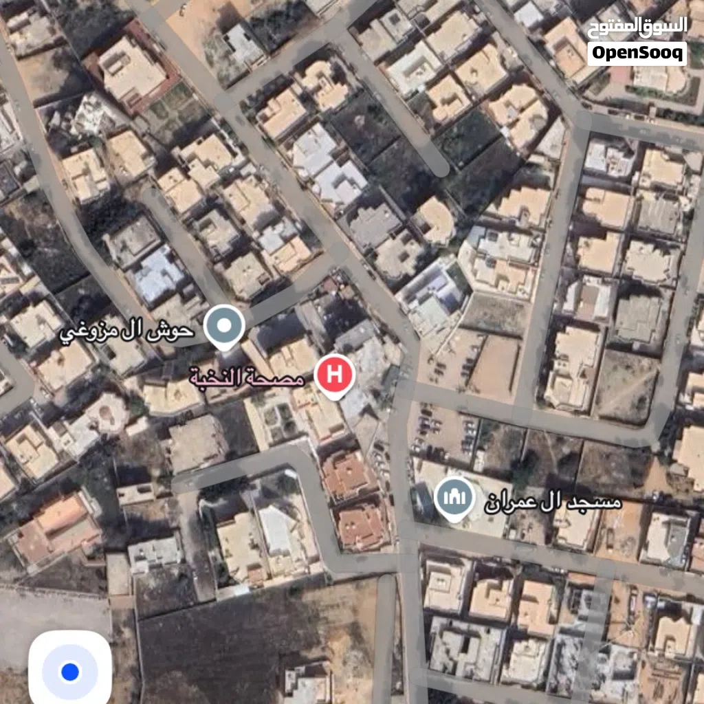 مبنى من طابقين وملحق شقق مفصوله