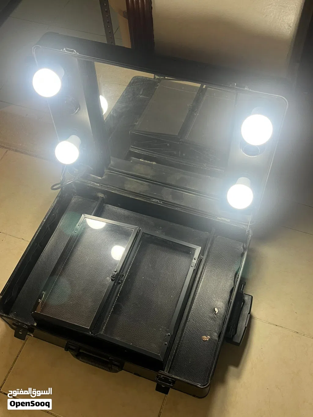 حقيبة مكياج بمرآة مضيئة