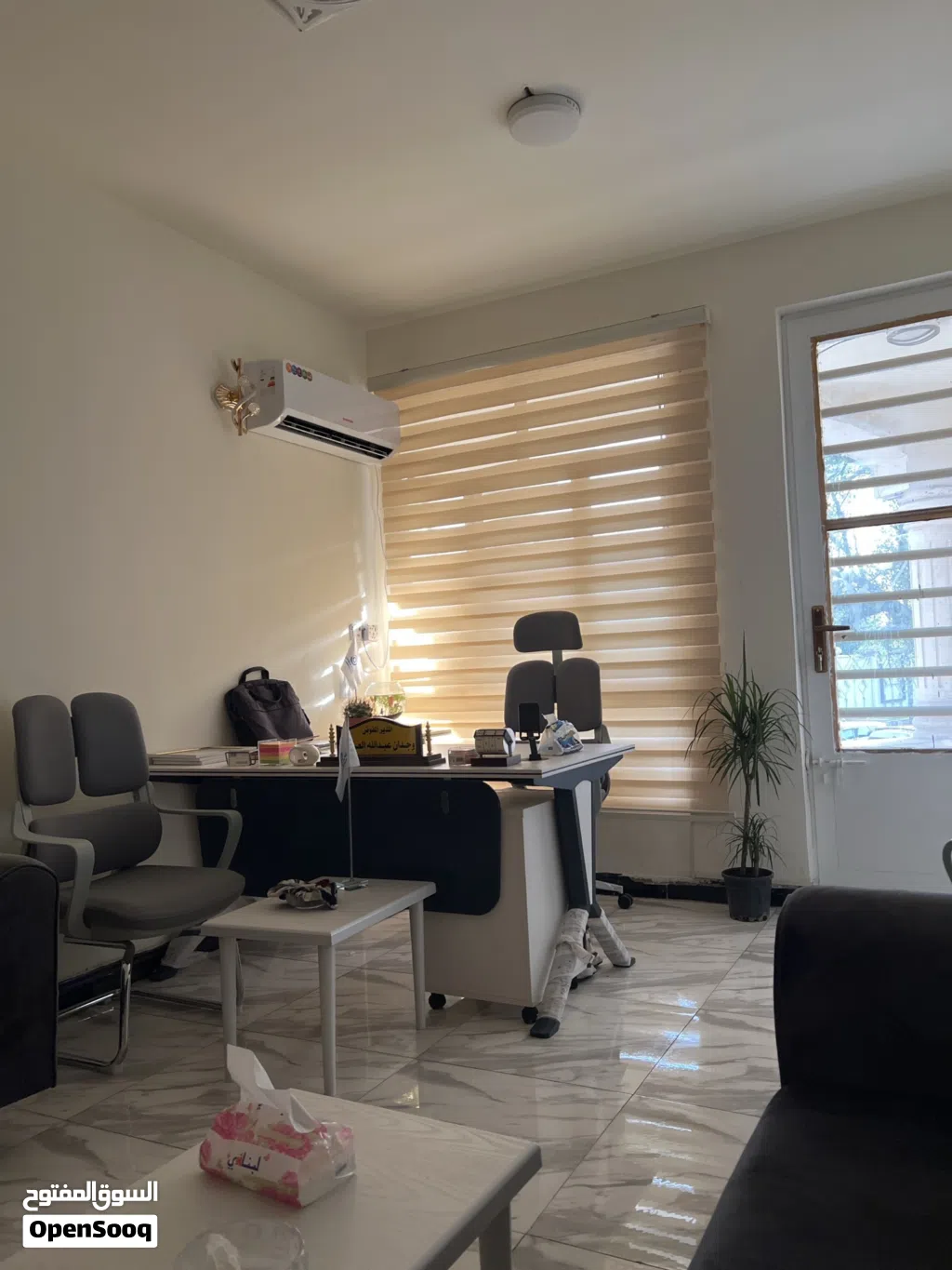 مكتب مع كراسي ومكتبات عدد 2