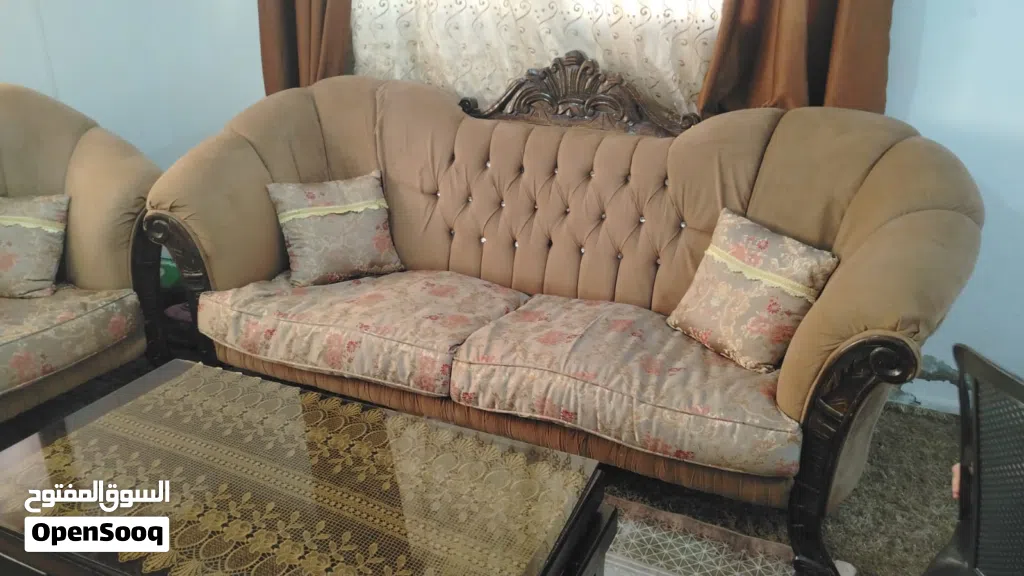 طقم كنب زان للبيع بحالة جيدة للبيع