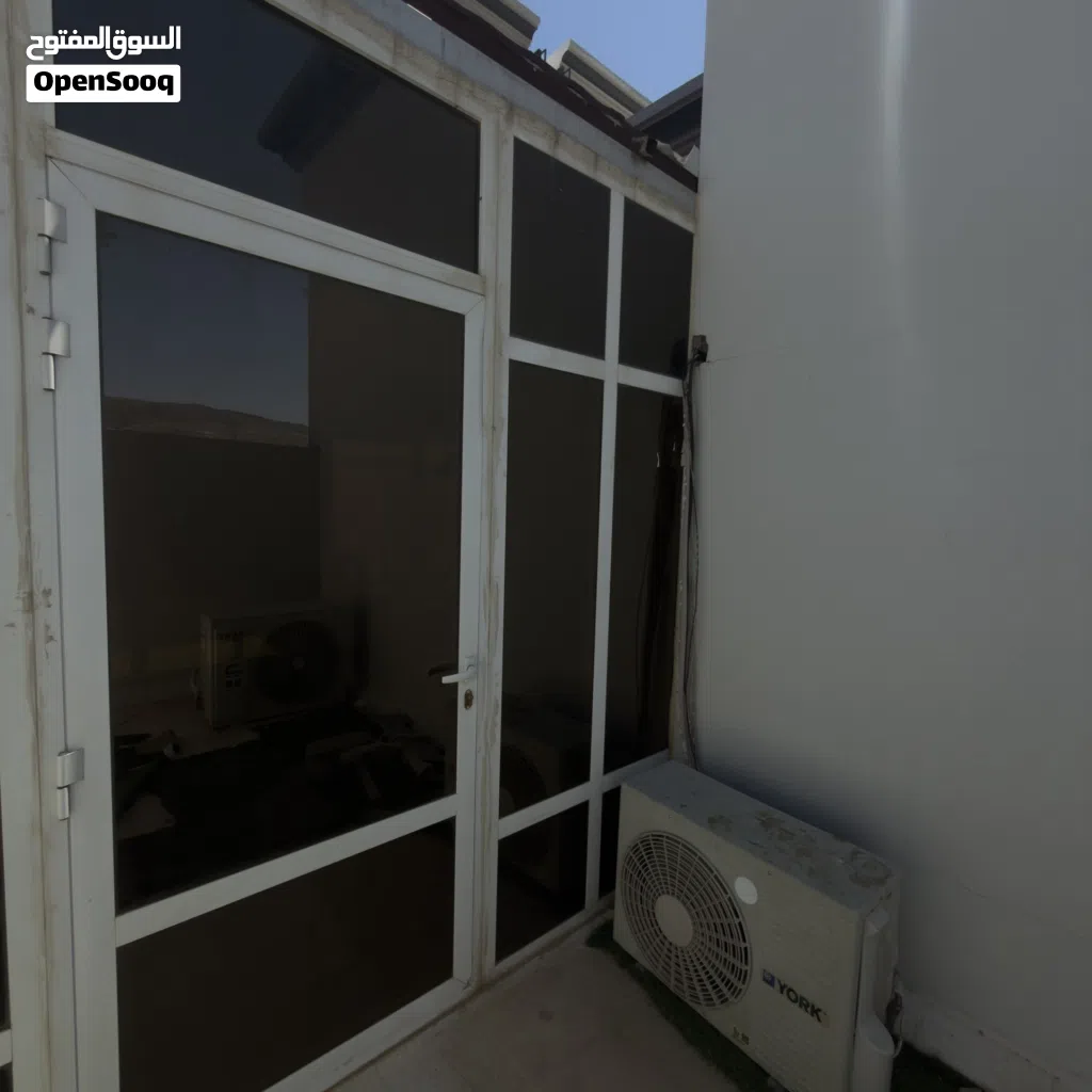 مظلة شبيه لمجلس زجاجي مكيف