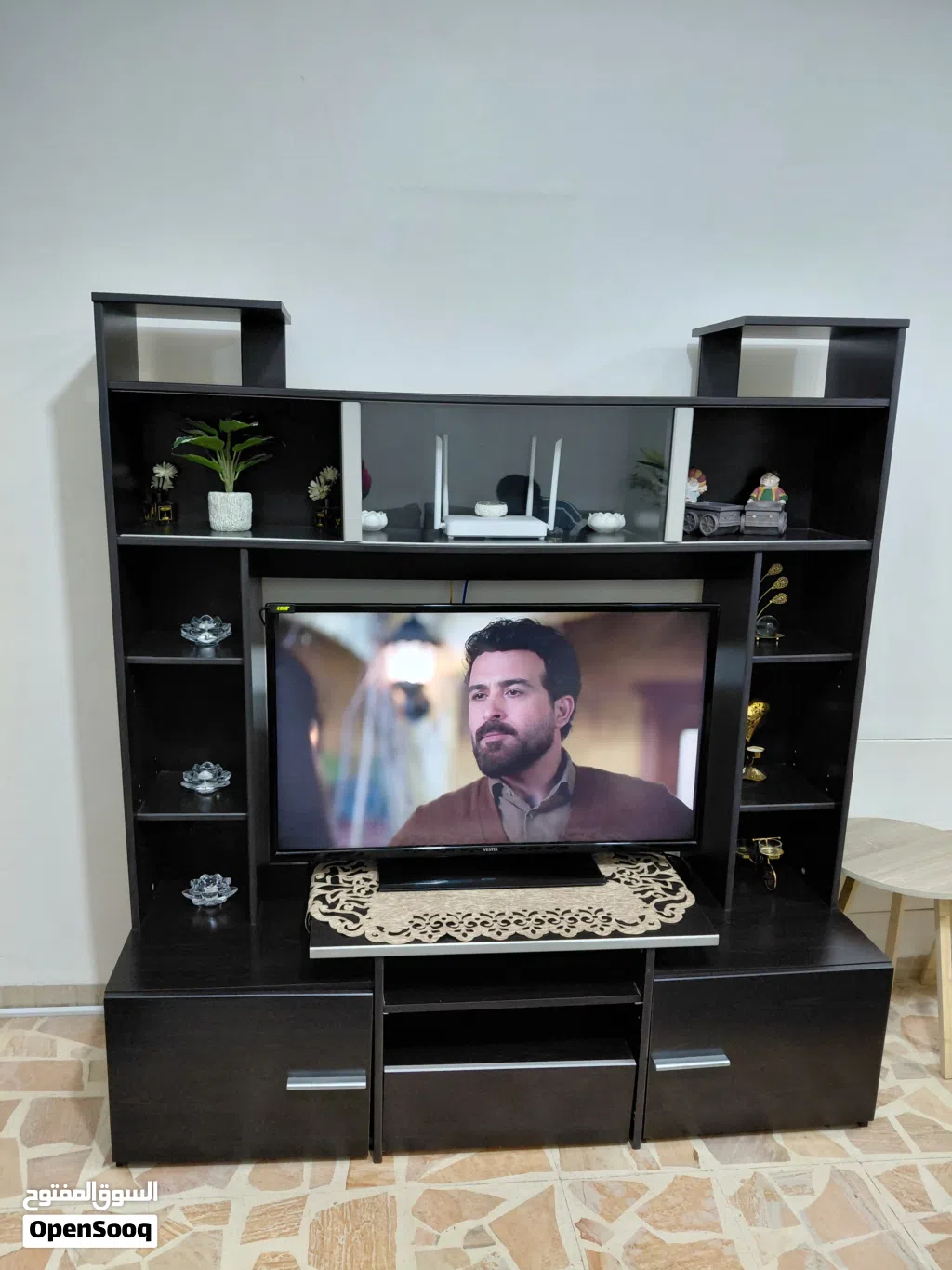 طاولة تلفزيون و رفوف للديكور