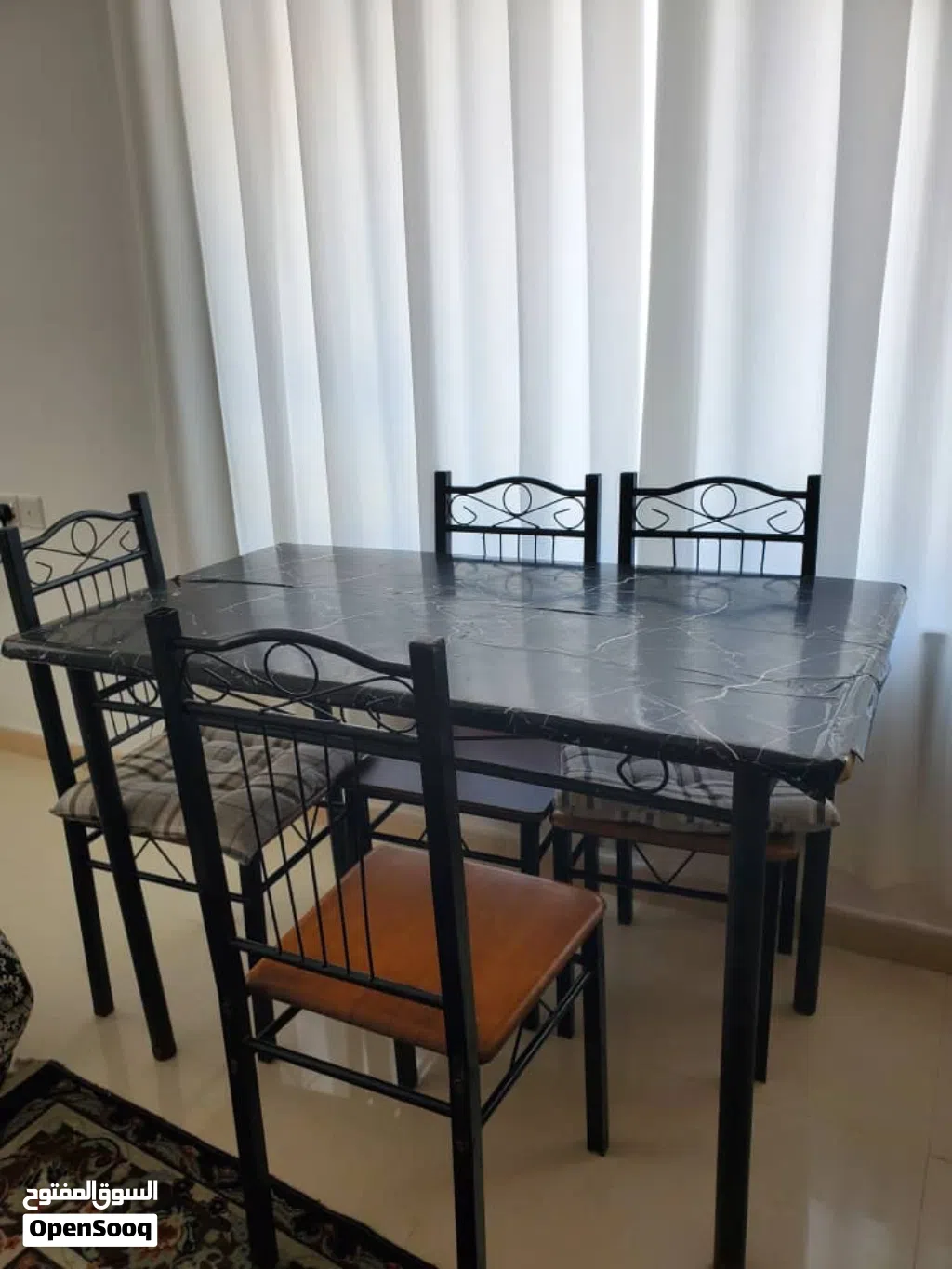 طاولة طعام 4 كراسي السعر 40 الف عملة قديم