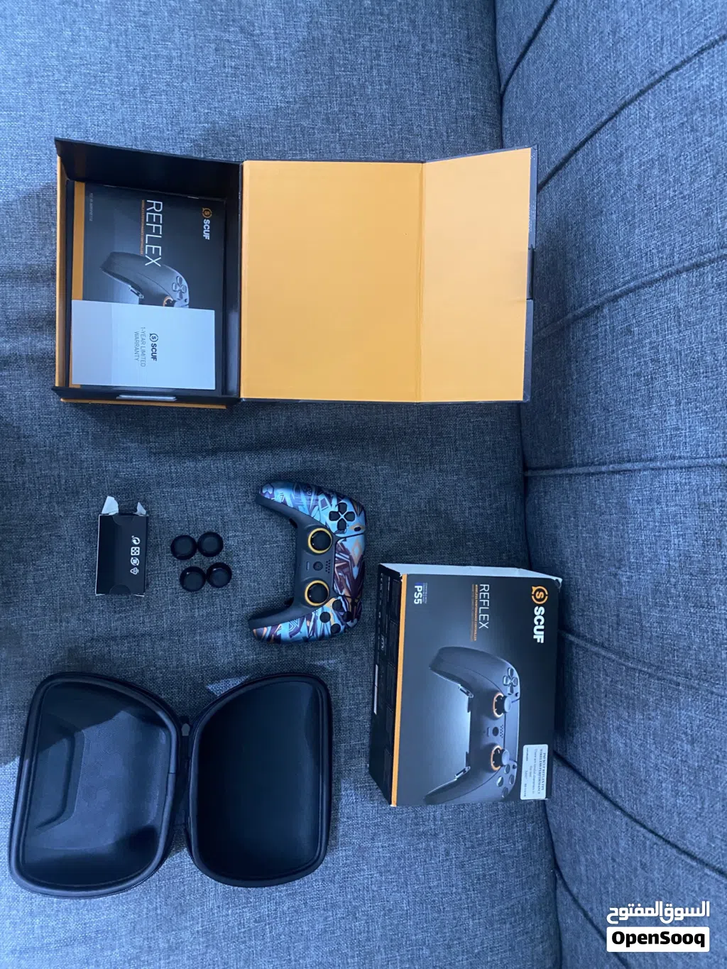 يدة scuf للقيمرز مع كل مستلزماتها يجي معاها بوكس و شنطة صغيره حقت اليدة و اربع قيور للتبديل