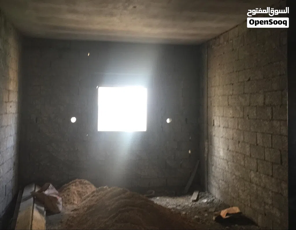 فيلا عظم للبيع واقفه ع لياسه طريق النهر خلف شيل الفرجاني