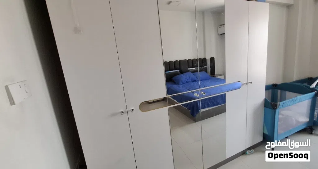 غرفة نوم أنيقة كاملة بحالة ممتازة من A&H مع ستائر جميلة بلون الغرفة full elegant bedroom