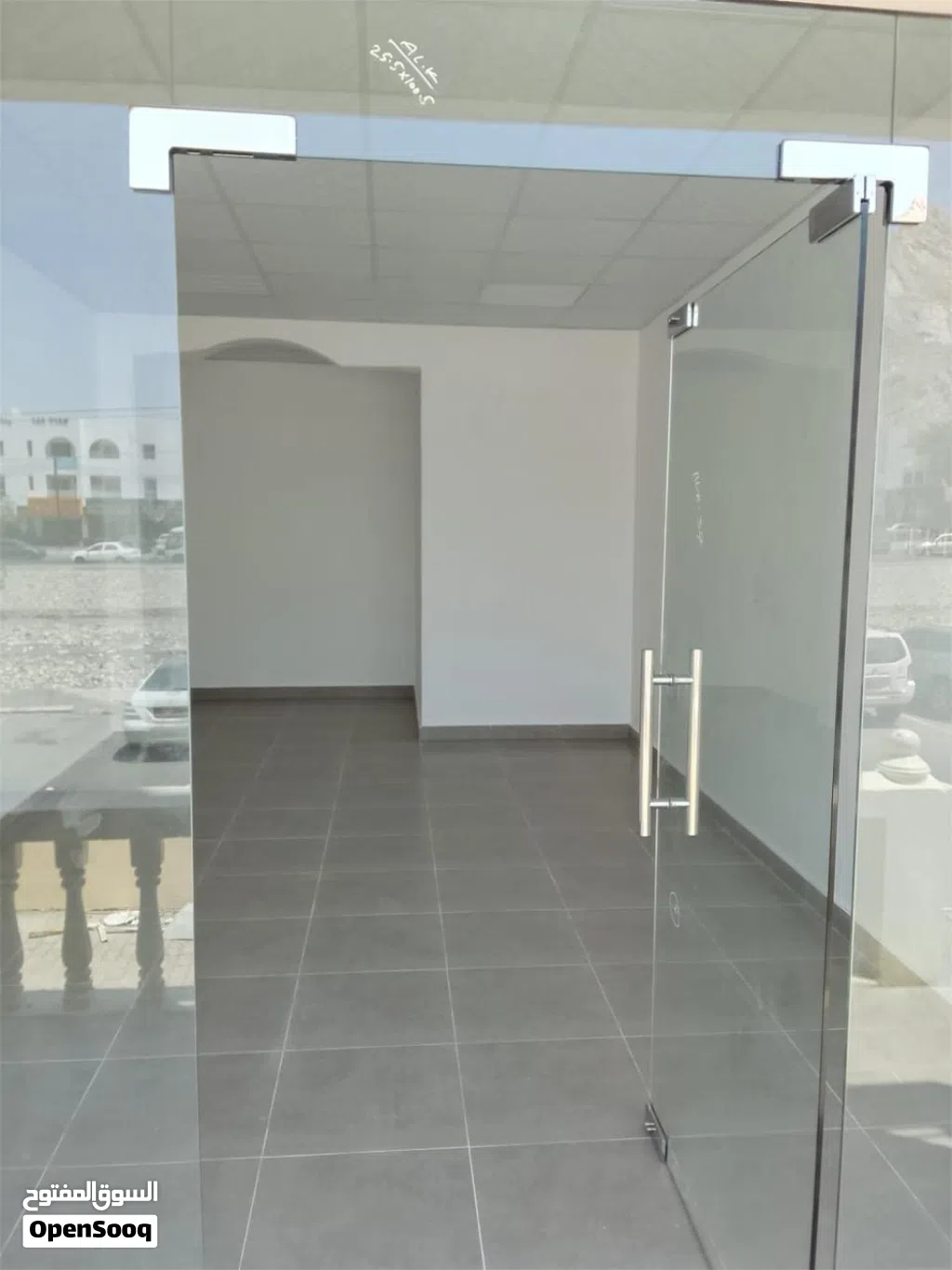 متاح ثلاث محلات للإيجار