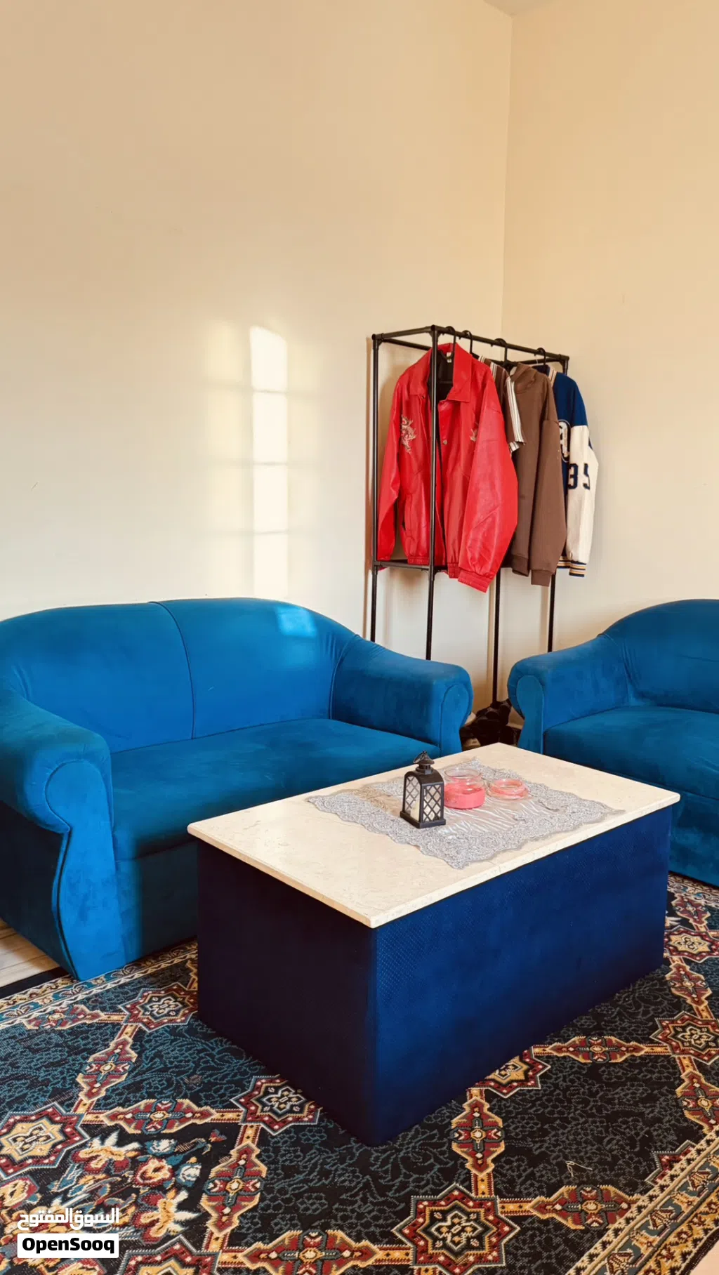 كنبات 2 مع فرشه و طاوله رخام Two sofas with floor mats and a marble table